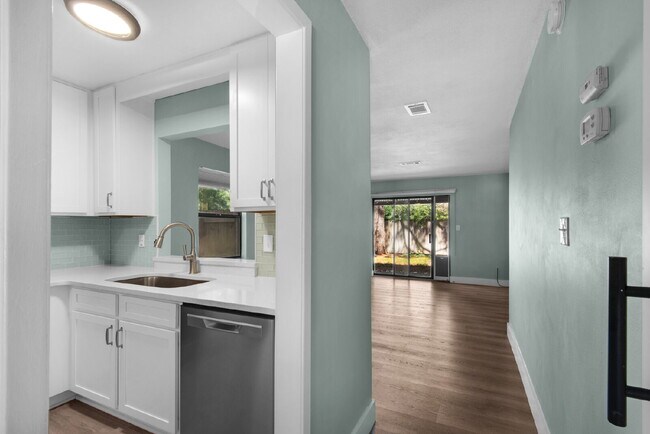 Building Photo - "Charming 2-Bed Townhouse Retreat in Fort ...