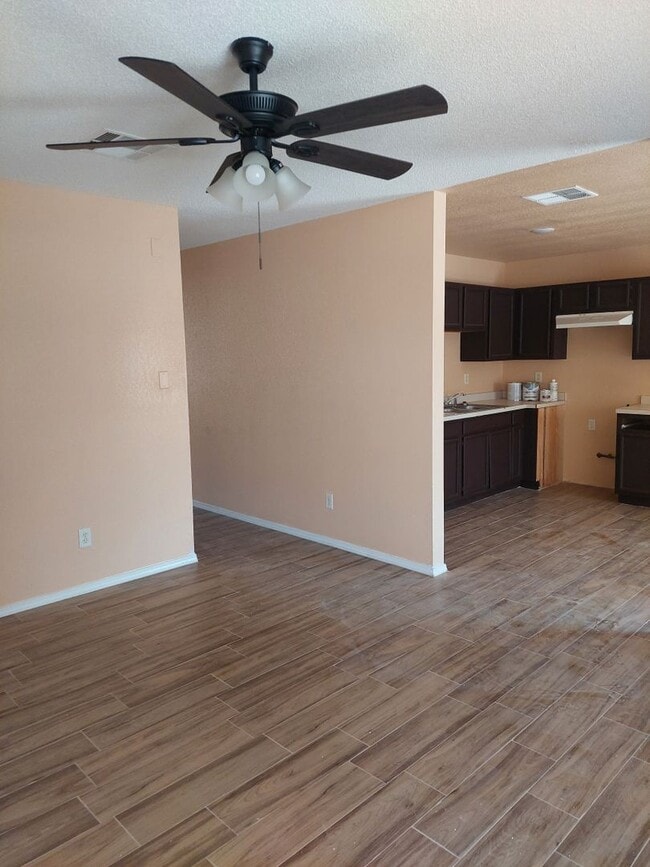 Building Photo - 3 bedroom 2 bathroom home!