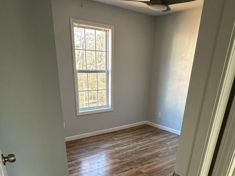 Building Photo - 1261 Lakeview Rd