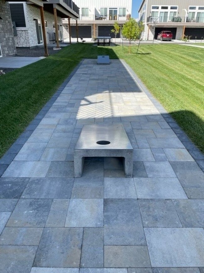 Building Photo - Townhouse For Lease