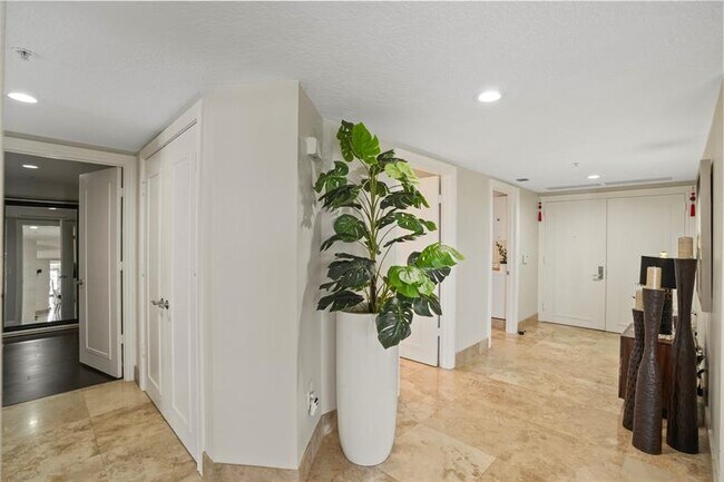 Building Photo - 715 Bayshore Dr