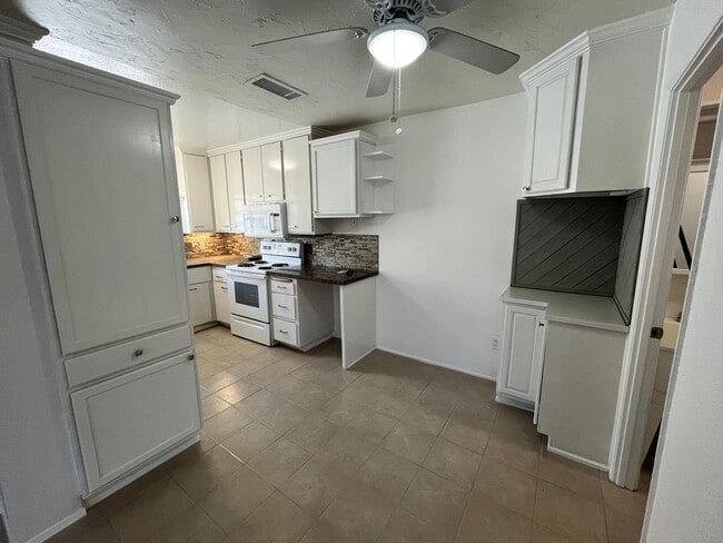 Building Photo - 3 bedroom - 1.5 bathroom single level