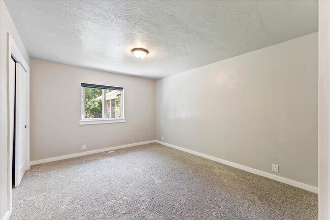 Building Photo - Spacious Middleton Home, Utilities & Lawn Care Included