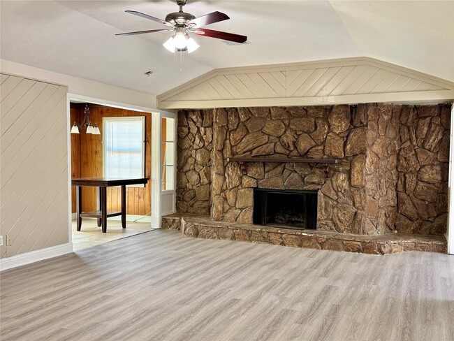 Building Photo - 827 Becker St