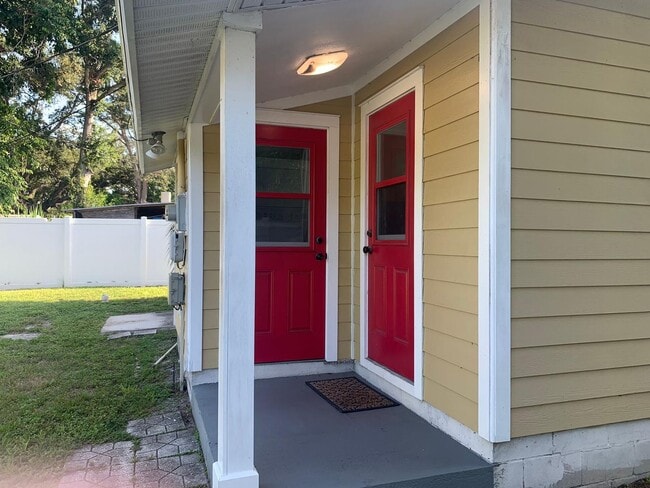 Building Photo - Charming Home In Gulfports Marina District