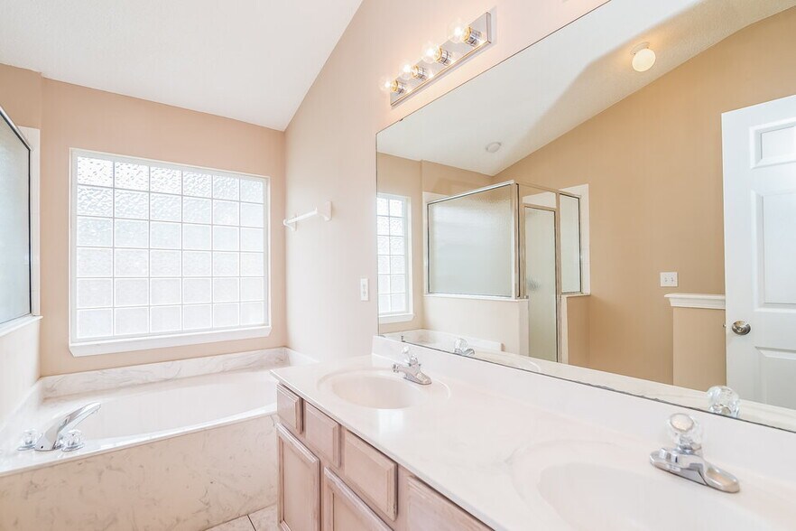 Building Photo - 1691 Northglen Cir