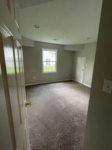Building Photo - 10755 Ruckle St