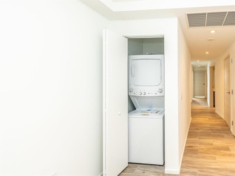 Building Photo - 805 S Miami Ave