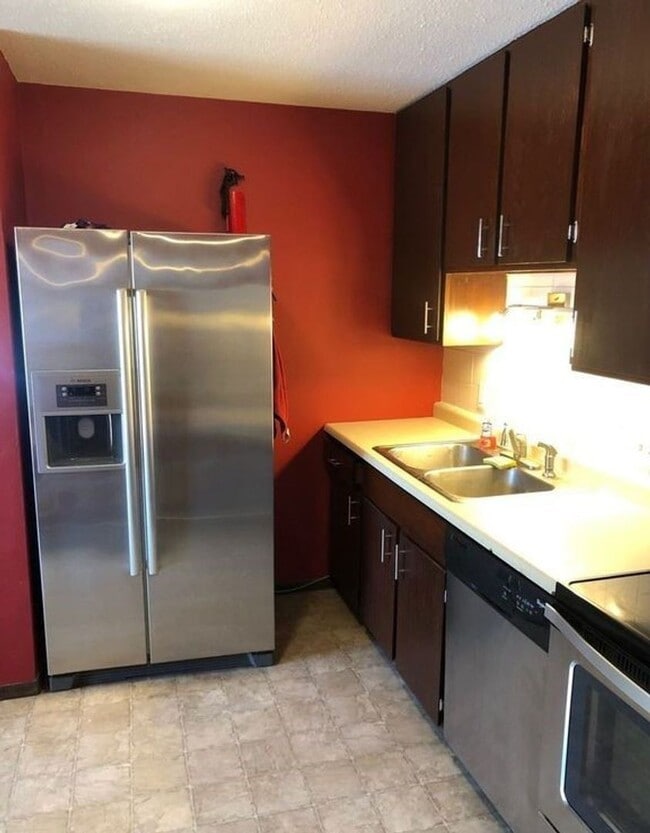Building Photo - 4 Bedroom Duplex