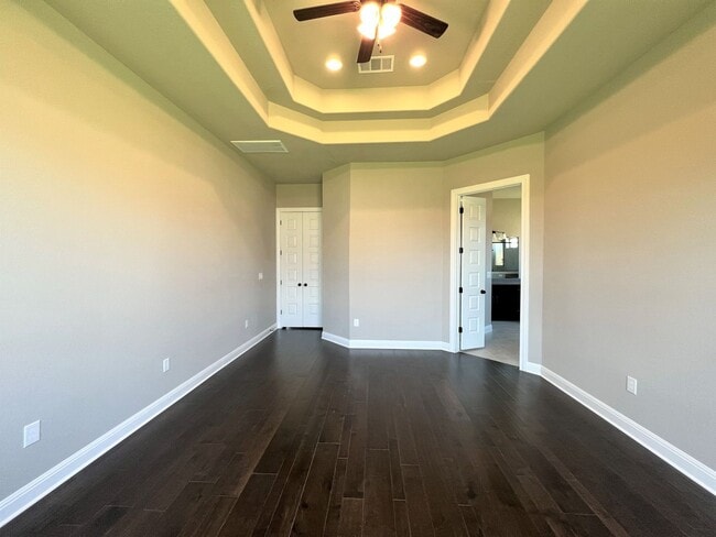 Building Photo - Georgeous 5-Bedroom in the Three Points Community