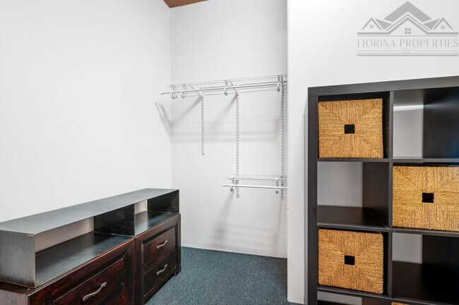 Building Photo - Bright Midtown Studio Loft