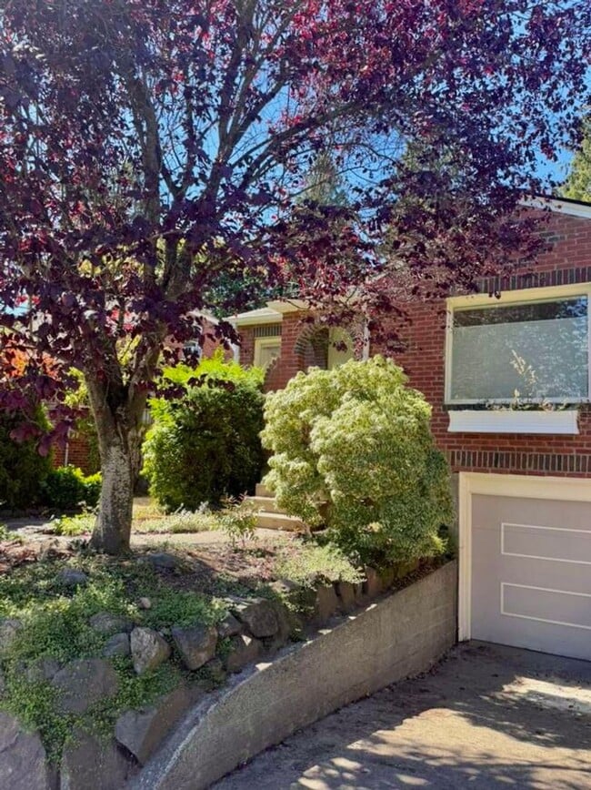 Building Photo - Stylish 3-Bed, 2-Bath Home in the Heart of...