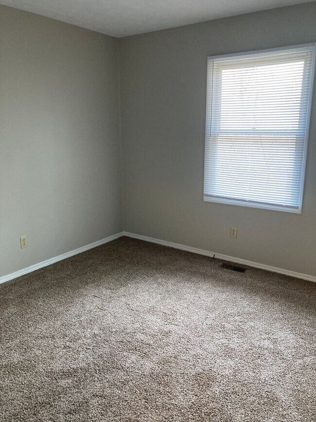 Building Photo - 3 Bedroom, 1.5 bath townhome!