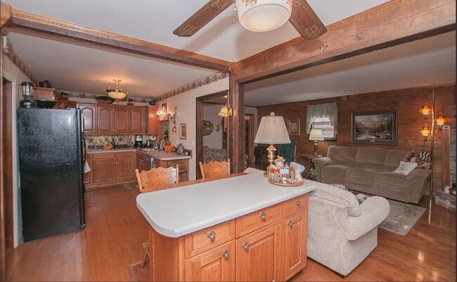 Building Photo - "Charming 2-Bed Home with Spacious 1700 Sq Ft Layout, FENCED yard!"