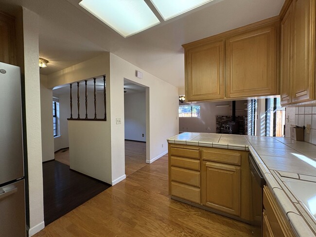 Building Photo - Spacious 3BD/2BA Redwood City Home | Two L...