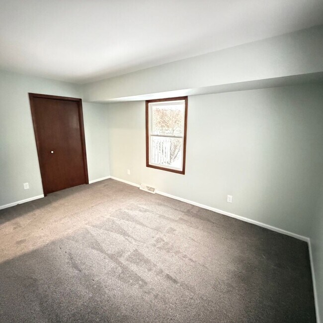 Building Photo - Rockford Schools! 3 Bedroom Duplex