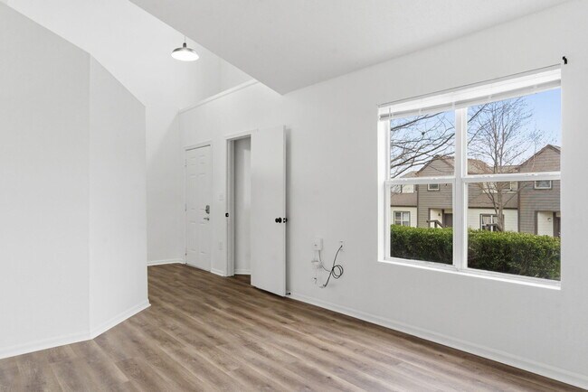 Building Photo - 1447 E Oakwood Ln