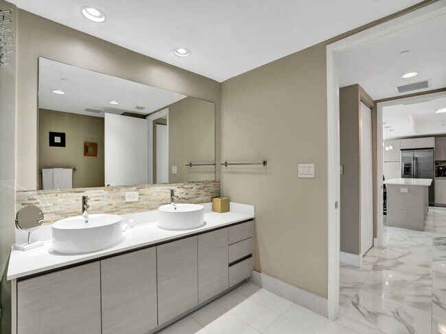 Building Photo - 2602 E Hallandale Beach Blvd