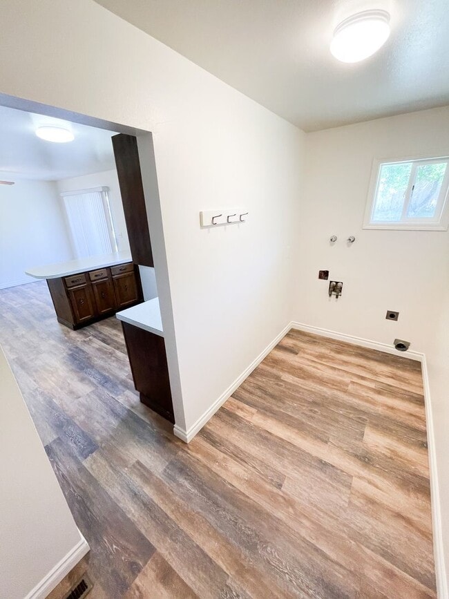 Building Photo - 3 Bedroom, 2 Bath