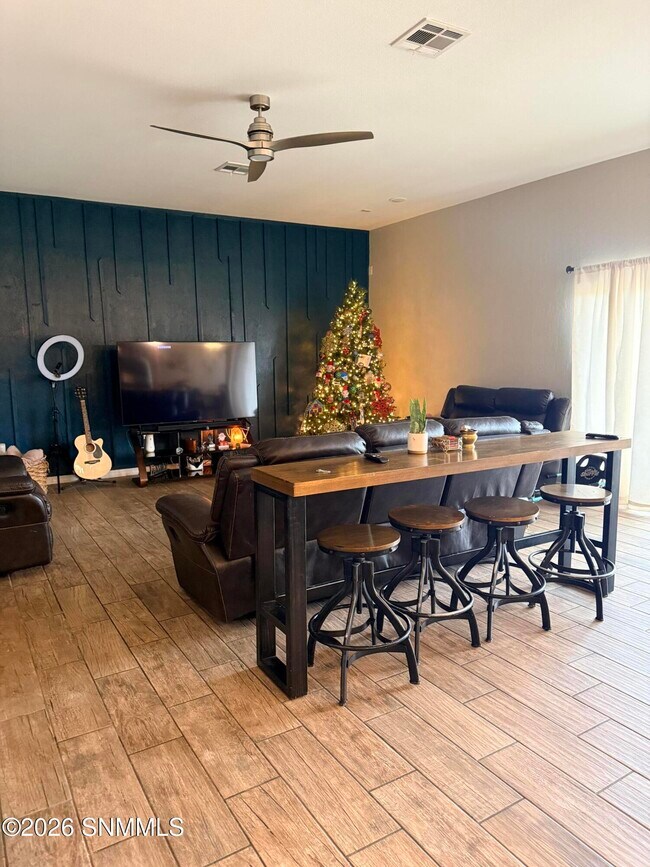 Building Photo - 548 La Entrada Cir