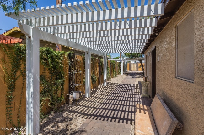 Building Photo - 1646 E Indianola Ave