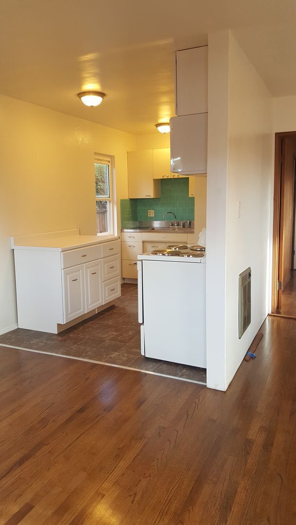 Building Photo - 1/2 Off 1St Month!! Vintage 1BR/BA Cottage with Garage and HUGE yard For Rent