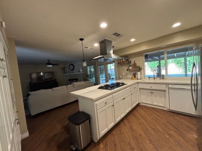 Building Photo - Beautiful 3 Bedroom / 2 Bathroom Home in S...