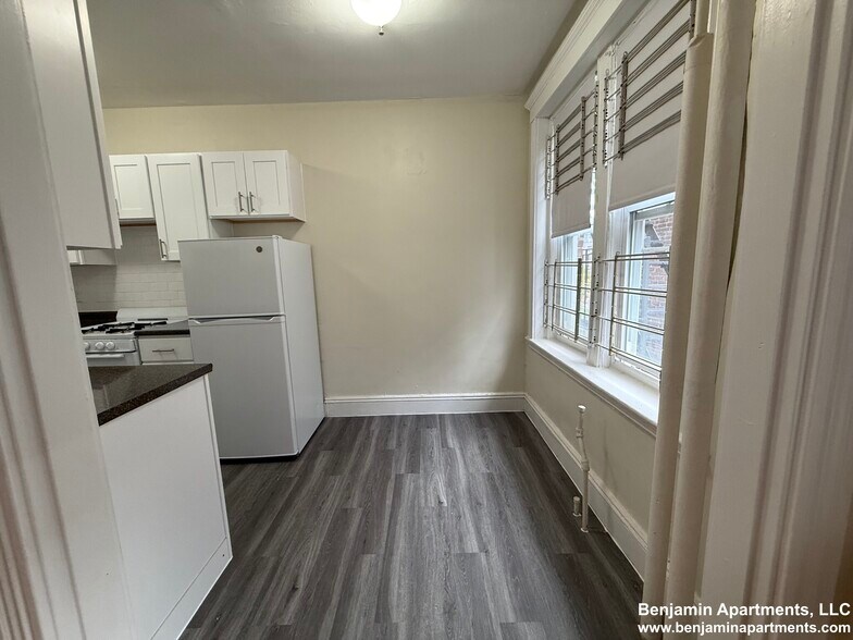 Building Photo - 165 Park Dr