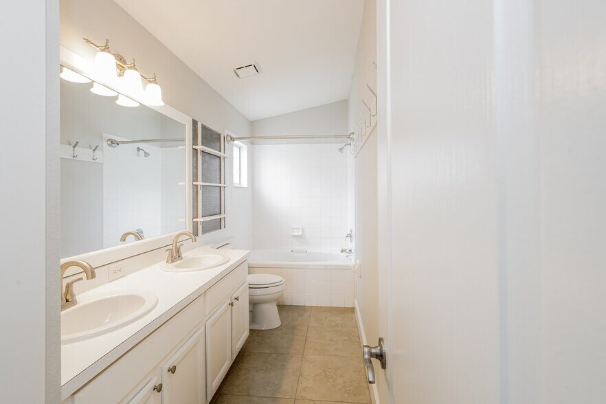 Building Photo - 3149 Castle Rock Cir