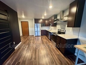 Building Photo - 208 E Greenfield Ln