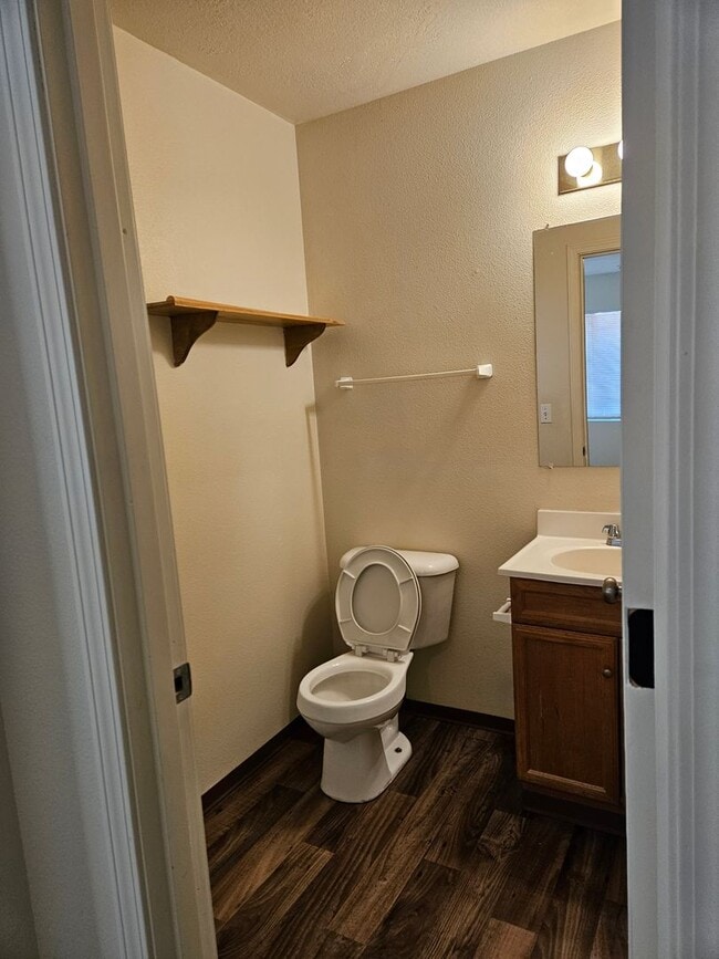 Building Photo - Clean Duplex