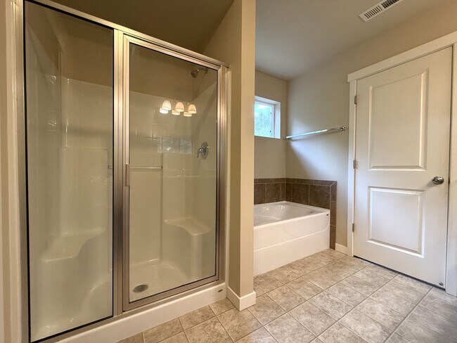 Building Photo - Beautiful 2-Story Monroe Home - Avail 8/20!