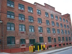 Building Photo - 617 Hiawatha Blvd