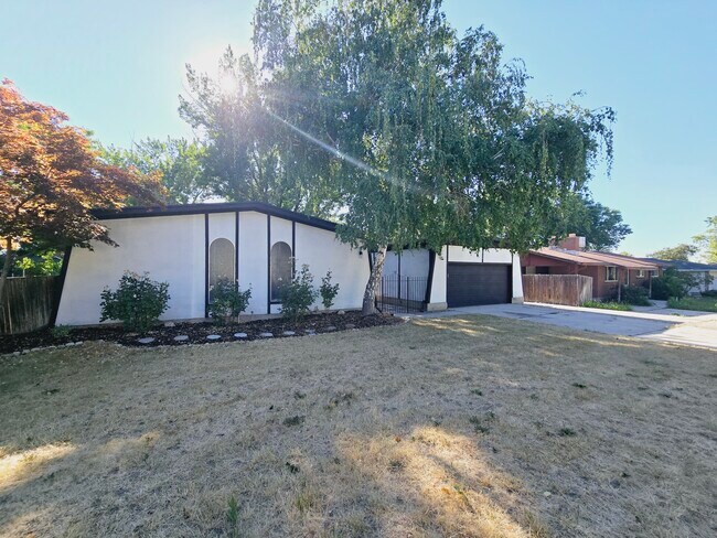 Building Photo - 8570 Harvard Park Dr
