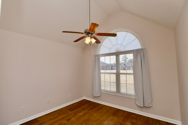 Building Photo - 3065 Temple Rd