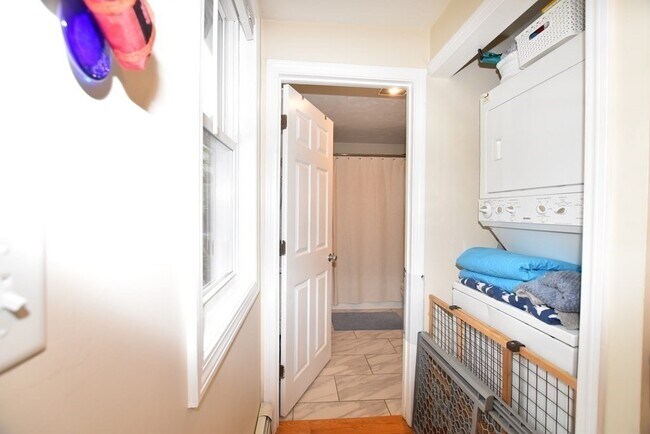 Building Photo - 23 Sawin St