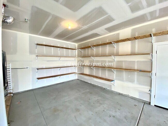 Building Photo - BEAUTIFUL 4 bed 2 1/2 Bath Located in Cent...