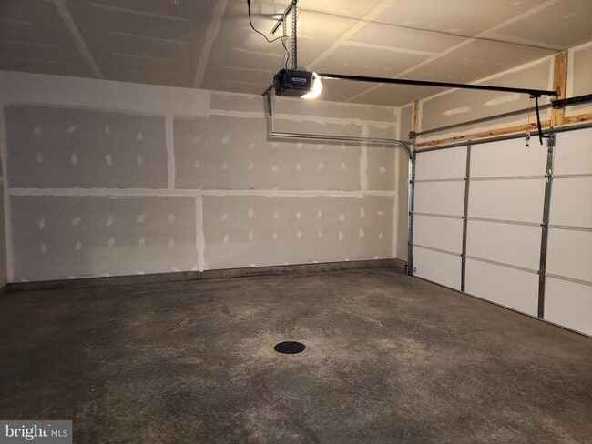 Building Photo - 327 Baker Dr