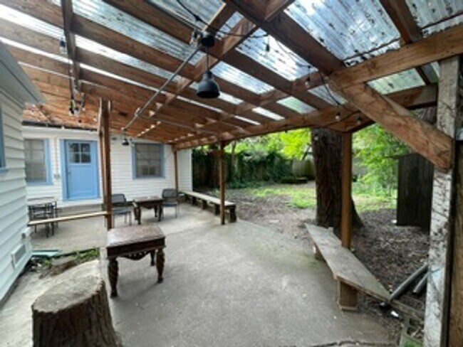 Building Photo - 1127 W 11th Ave