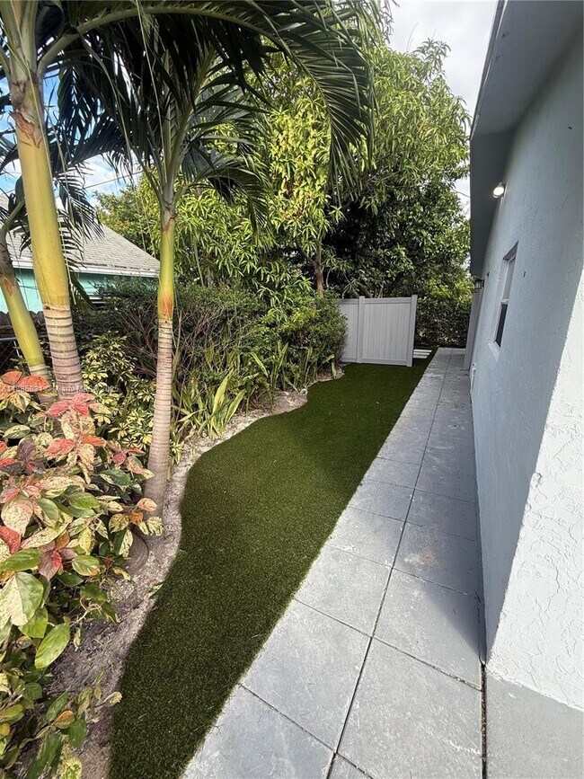 Building Photo - 1109 NE 6th Ave