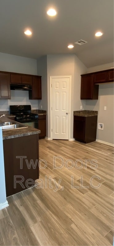 Building Photo - 10240 Hidden Village Dr