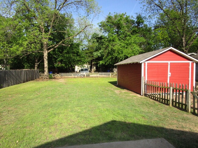 Building Photo - (2) Bed/(1) Bath + Study Avail NOW! Close to Core Norman and OU!