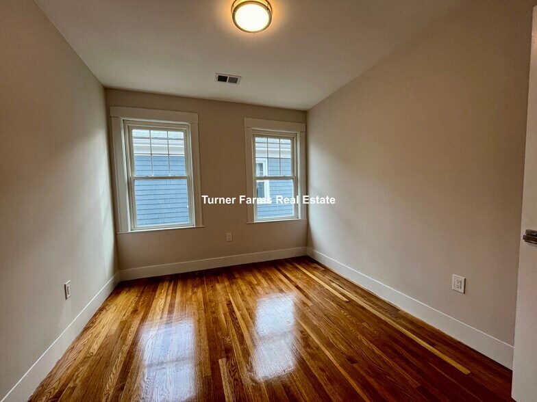 Building Photo - 72 Belden St