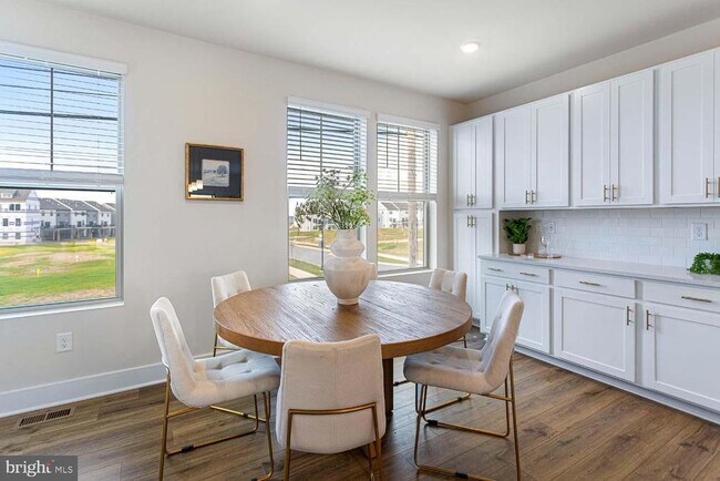 Building Photo - 250 Monroe Ave