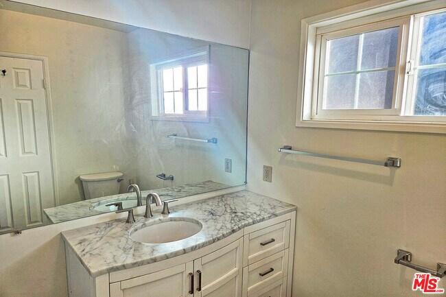 Building Photo - 9966 Glencrest Cir