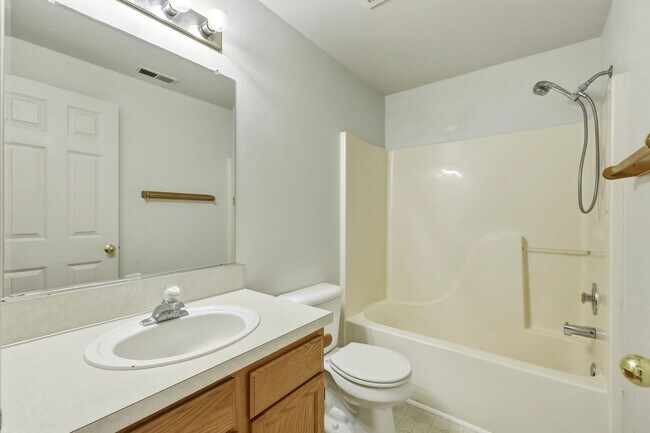 Building Photo - Move in Ready now! 3 bed 2.5ba - Olympia School District