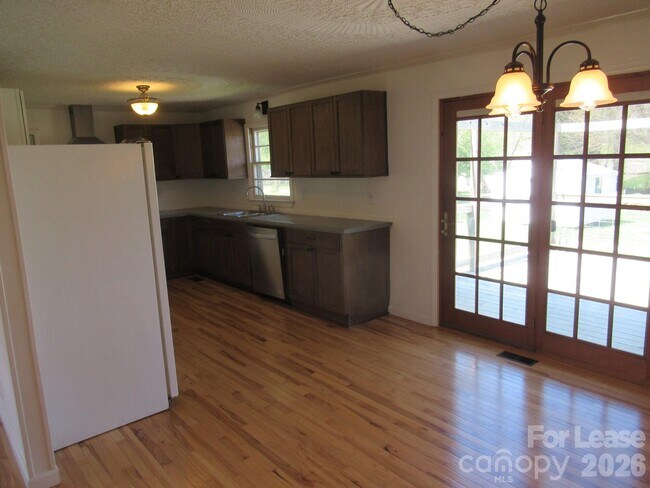 Building Photo - 1330 Davis Rd