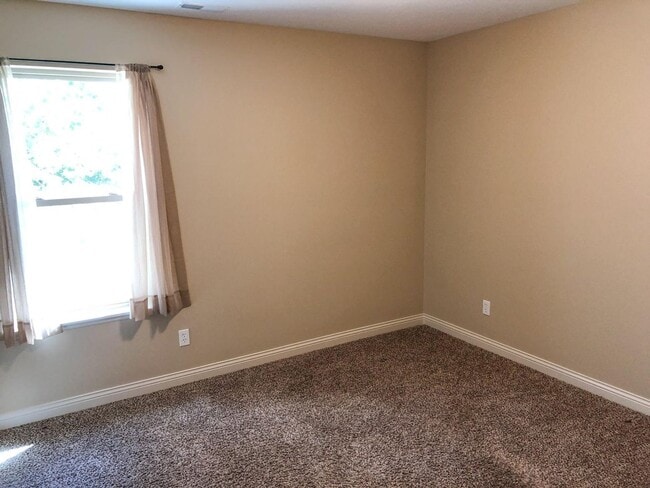 Building Photo - Like-New Ranch Home — 3 Bed / 2 Bath in Fo...
