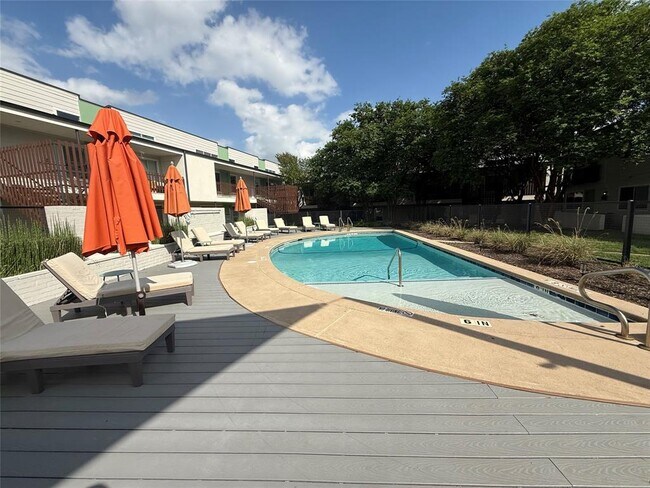 Building Photo - 2200 Dickson Dr