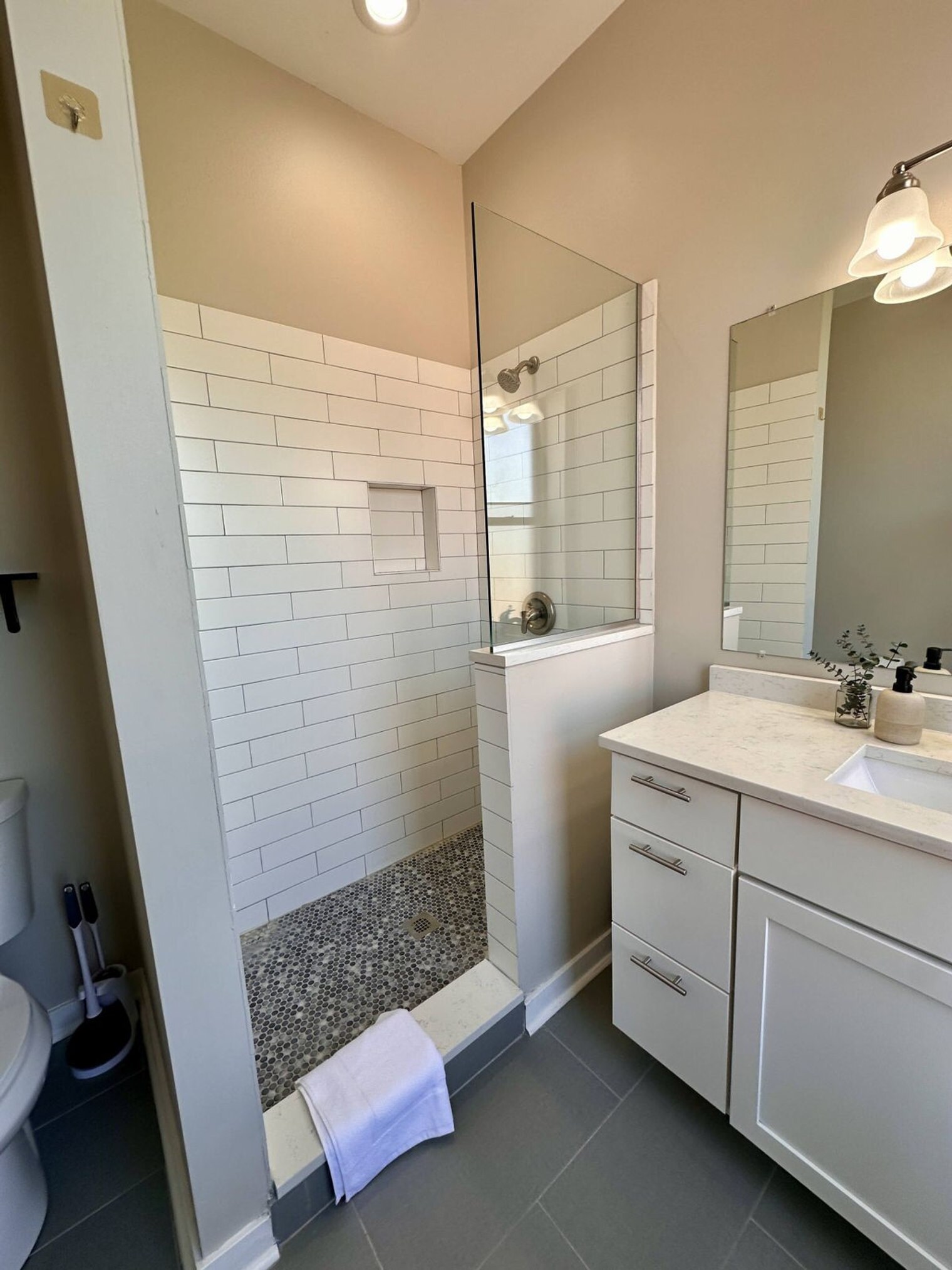 Building Photo - 736 N Throop St